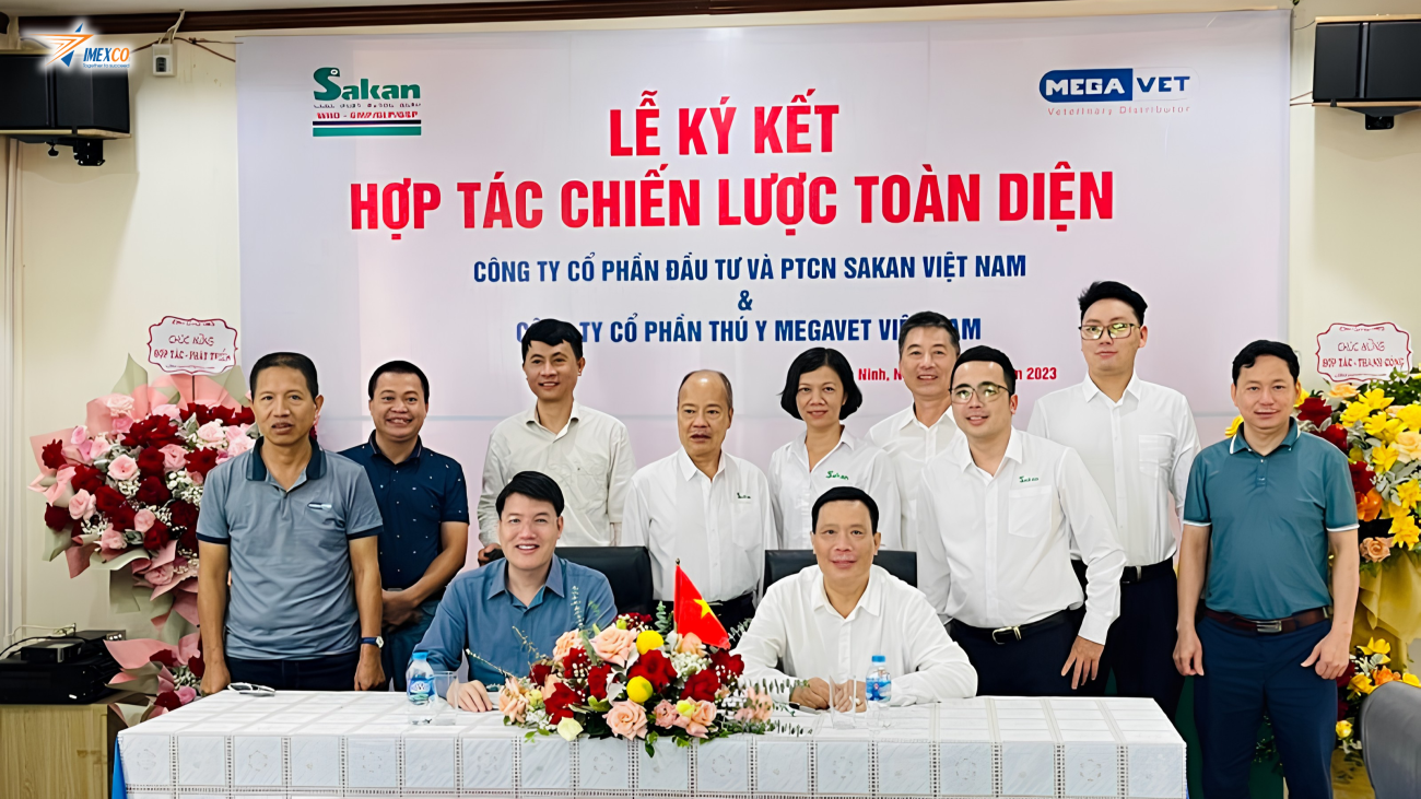 Ban lãnh đạo và nhân sự Megavet và Sakan chụp ảnh lưu niệm tại lễ ký kết