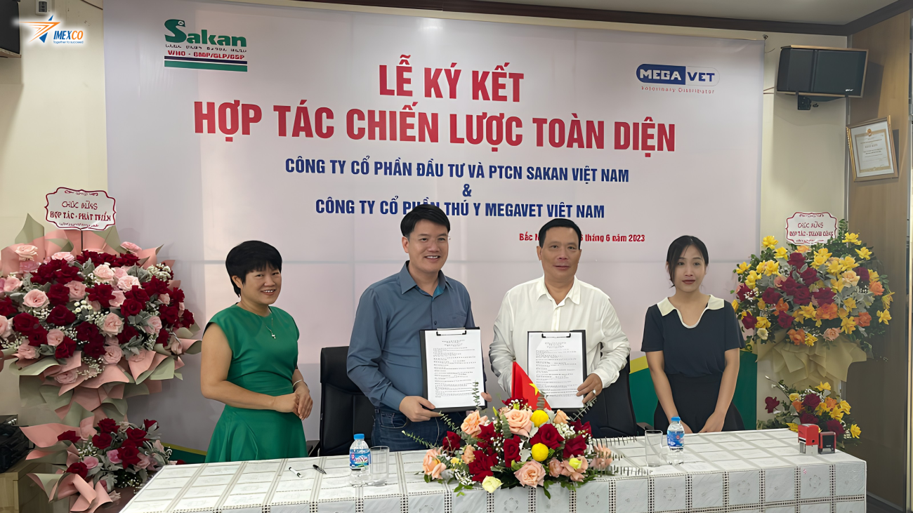 Lãnh đạo Megavet Việt Nam và Sakan Việt Nam trao biên bản ký kết hợp tác chiến lược