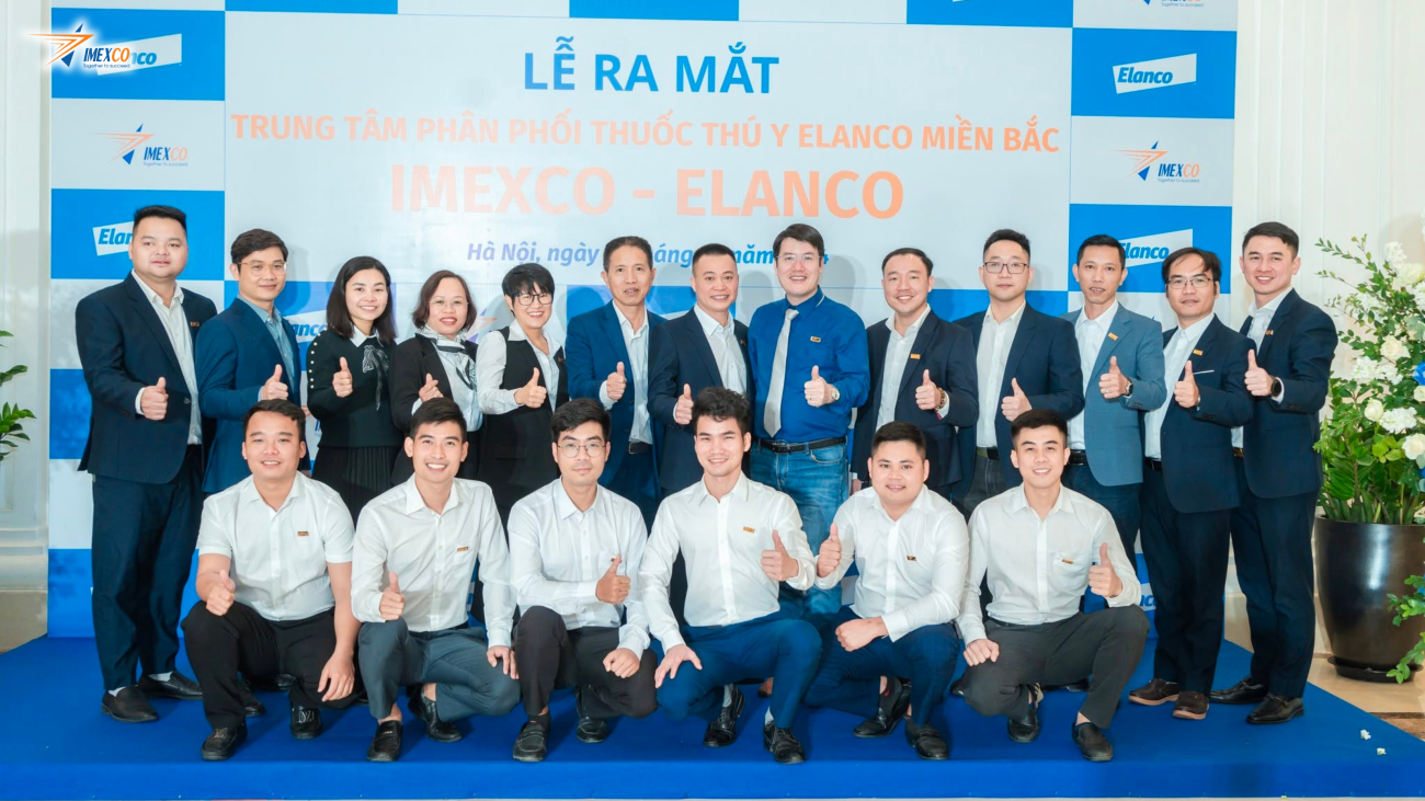 Tập thể ban lãnh đạo và nhân viên Imexco và Elanco chụp ảnh lưu niệm tại lễ ra mắt
