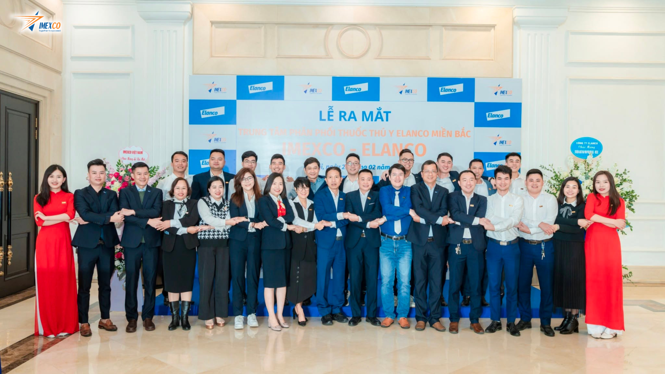 Toàn thể khách mời, đối tác và đội ngũ nhân sự chụp ảnh kỷ niệm tại sự kiện