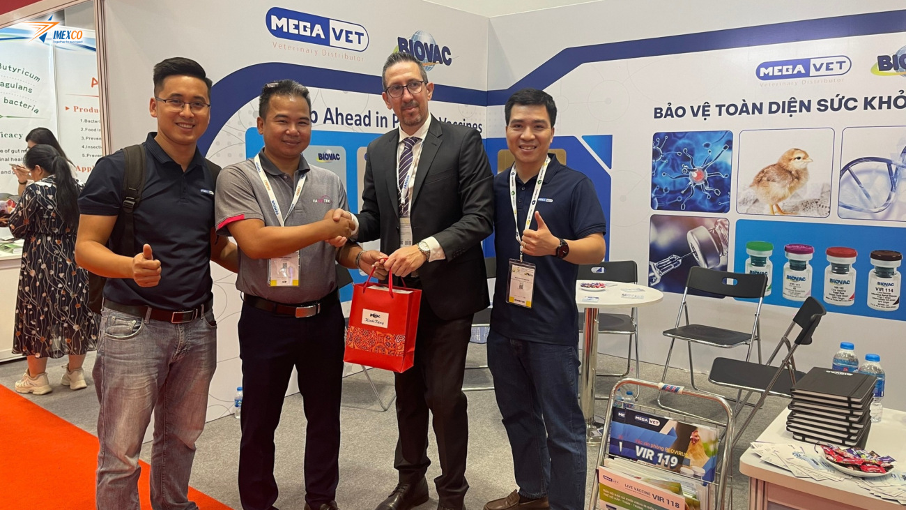 Lãnh đạo Megavet Việt Nam và đối tác Biovac trao tặng túi quà tri ân cho khách hàng