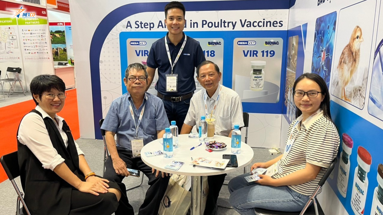 Đại diện Megavet Việt Nam chụp ảnh lưu niệm thân thiết cùng các khách hàng tham quan gian hàng