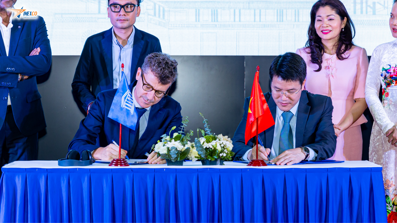 Đại diện UNESCO và IMEXCO thực hiện ký kết văn kiện hợp tác