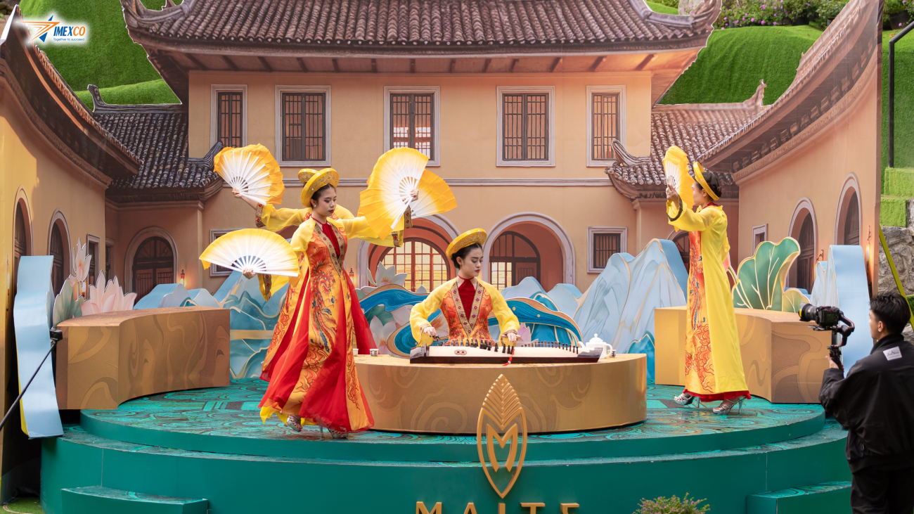 Không gian thưởng trà thêm phần sâu lắng với giai điệu đàn tranh và điệu múa duyên dáng, tôn vinh nét đẹp nghệ thuật truyền thống của dân tộc