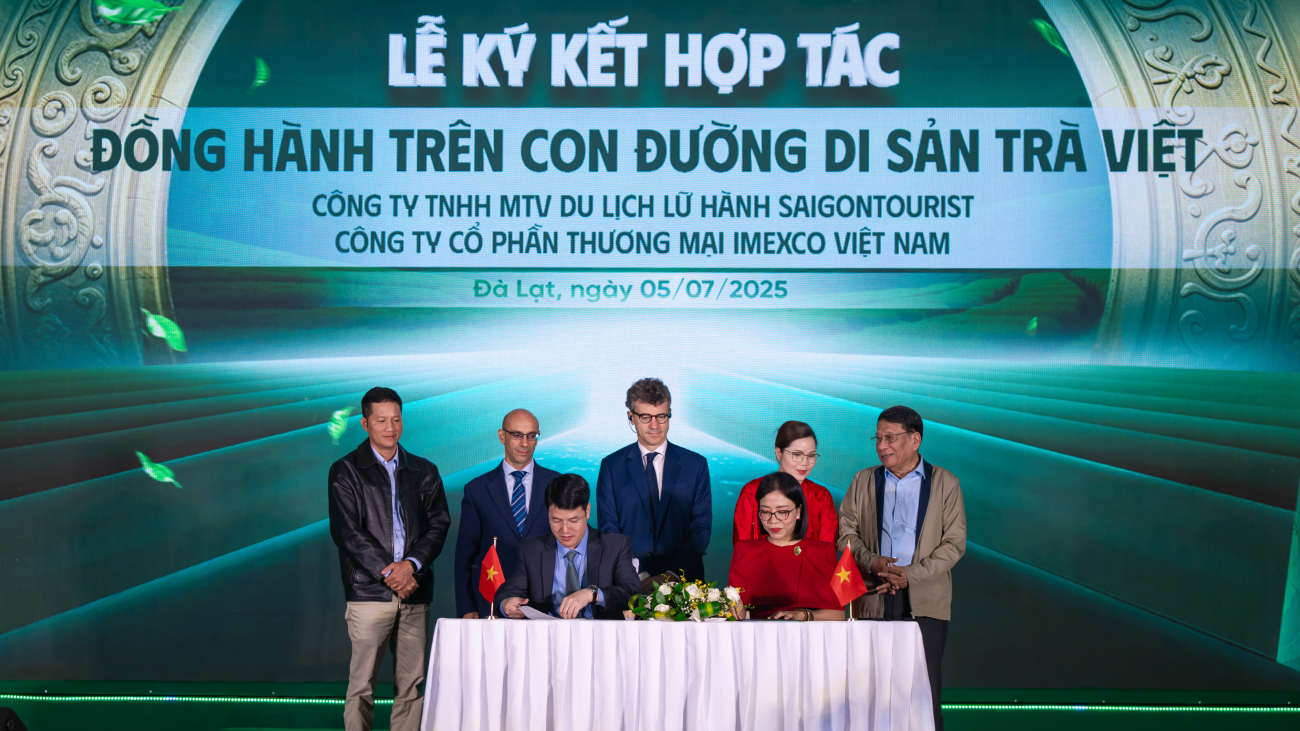Đại diện IMEXCO và Saigontourist cùng ký kết thỏa thuận hợp tác phát triển Tea Tour
