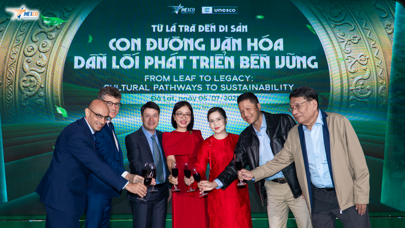 Các đại biểu và ban tổ chức nâng ly chúc mừng sự kiện thành công