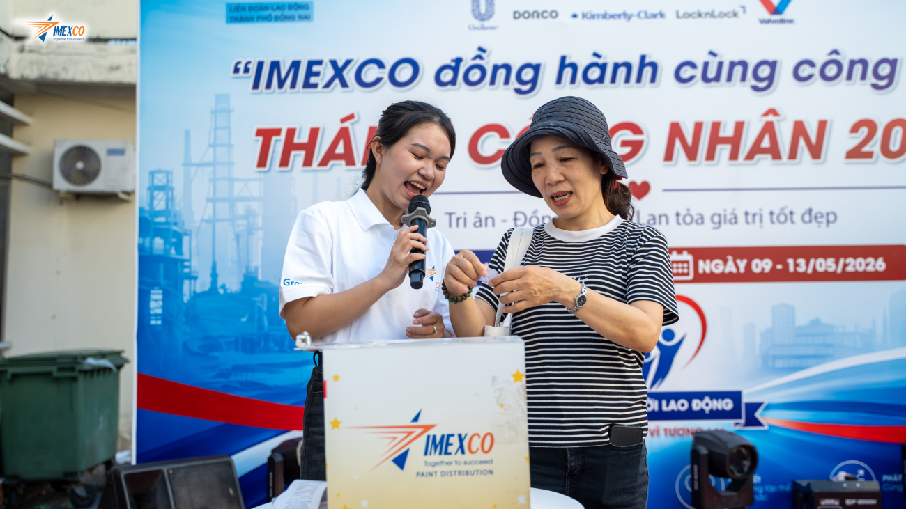 An exciting and joyful atmosphere during the lucky draw on the event stage
