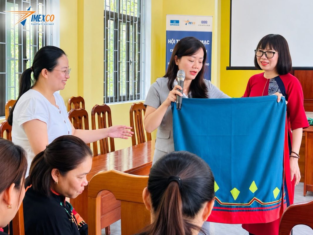 Presentation of the preliminary community costume design, marking an important milestone in strengthening the Chứt community's cultural identity through symbolic heritage