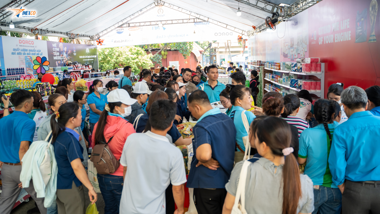Workers enthusiastically gather to learn about and experience products firsthand