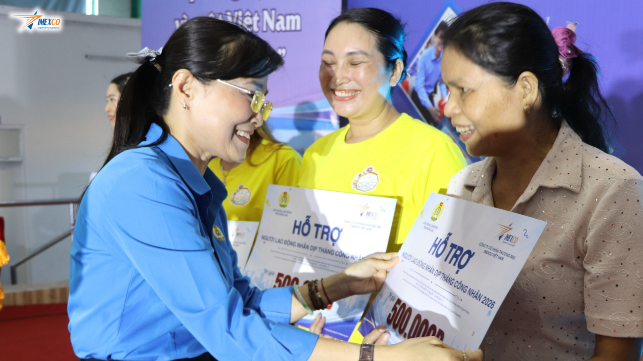 Representatives of the organizing committee personally present meaningful support gifts to workers facing difficult circumstances