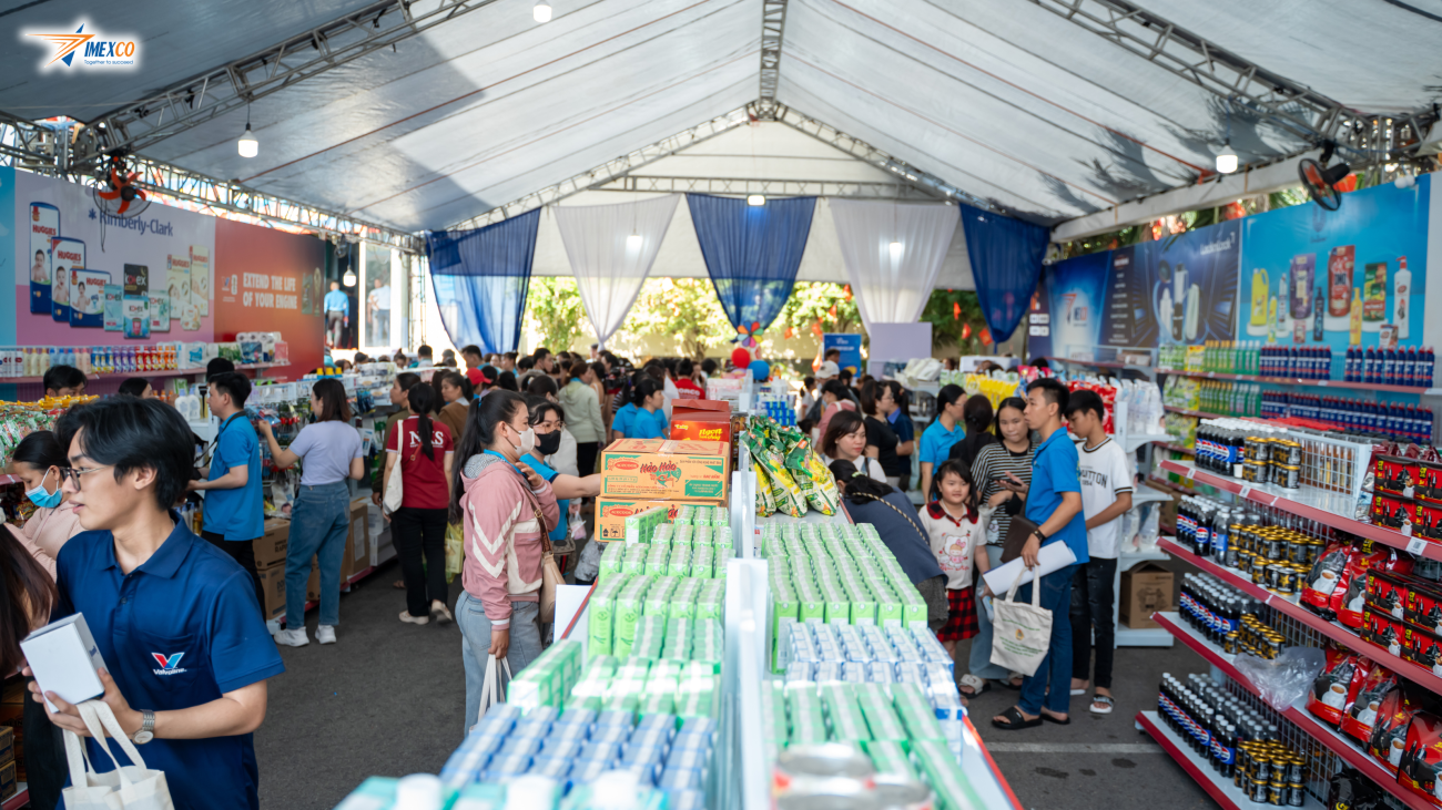 Long lines of enthusiastic workers selecting discounted essential products, marking the beginning of a series of engaging and practical experiences at the exhibition booths